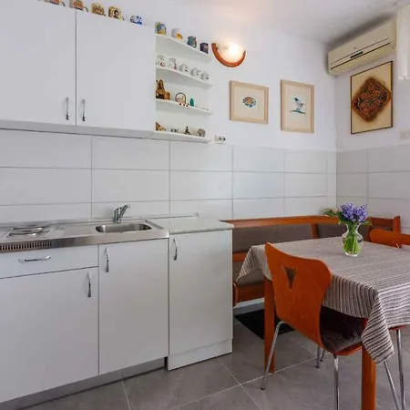 In 39119 Apartment Novi Vinodolski